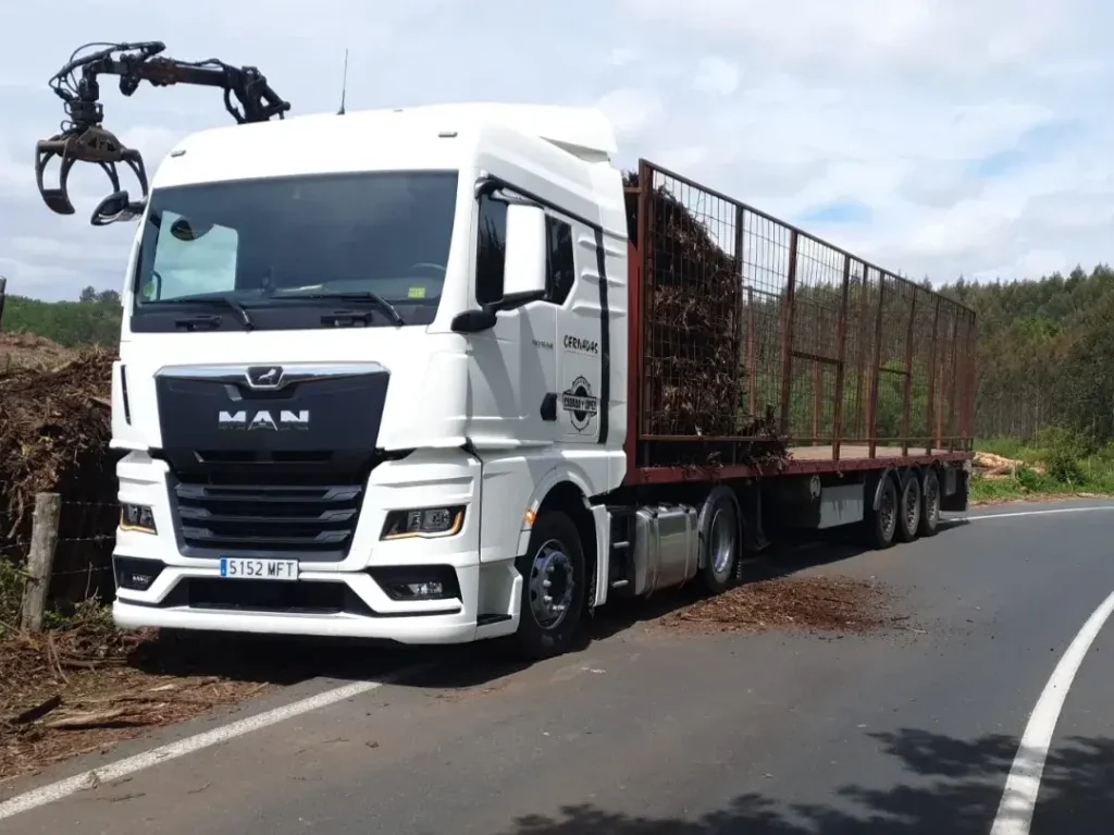 Transporte de biomasa empacada forestal